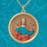 Jesus som håller upp Eukarist (SNV 050) Guldpläterat Halsband<br><div class="desc">I den här rondellen är Jesus klädd i ljust primärt färg - en blå tunik med gult och röd mantel. Han håller upp och ut till sin sida Eukarist - brödet i sin upphöjda höger hand, vin kyrka, i sin lämnat. Gesten är öppen, expansiv, uppfinningsrik. Jesus kontaktar öga med tittaren...</div>