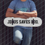 Jesus sparar Bro. Svart skateboard<br><div class="desc">Modern,  enkel design. Jesus sparar Bro. Black and White. #Kristianskateboard #jesusskateboard #cross-skateboard</div>