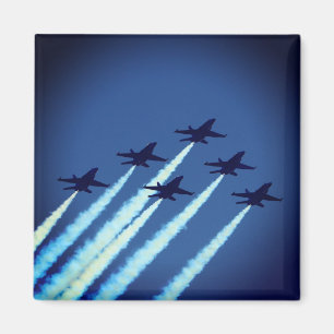 Jet-flygplan som flyger i bildningen Blue Änglar Magnet