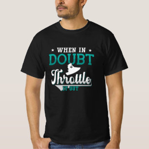 Jet skidåkning när det i tveksamhet hindras ut ur t shirt