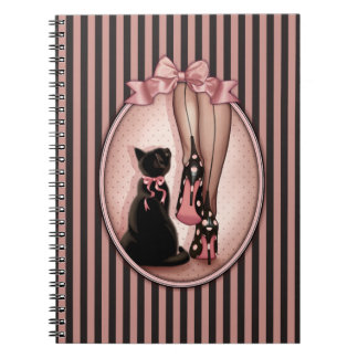 Jeune femme élégante et chat noir anteckningsbok