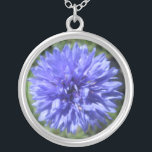 Jewelry - Necklace - Cornblomma Blue Bachelors Btn Silverpläterat Halsband<br><div class="desc">Blomens skönhet upphör aldrig att förvåna sig, men den här lilla blomman bär häpnadsväckande "slag för bucken". Bara något större än 50 cent biet har det fotograferats nära och utvidgats till att bli mer detaljerat. Mittpunkten påminner om en havsanemon, med genomskinliga senor som sträcks ut och böjs utåt. Den blå...</div>