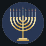 Jewish Chanukah menorah Runt Klistermärke<br><div class="desc">Judiska menorahljus med ljus på blå bakgrund.</div>