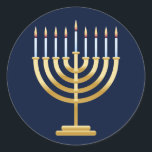 Jewish Chanukah menorah Runt Klistermärke<br><div class="desc">Judiska menorahljus med ljus på blå bakgrund.</div>