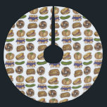 Jewish Deli Mat Pickle Knish Blintz Bagel Lox Julgransmatta Borstad Polyester<br><div class="desc">Idealisk för helgdag! Skjolet i julgran har en originalmarkörillustration av klassisk NYC Jewish deli mat, inklusive blindtarmar, baglar, pickles och en återkubensmacka. Denna design finns också tillgänglig för andra produkter. Ser du inte vad du är tittar för? Behöver du hjälp med anpassning? Kontakta Rebecca för att få något designat bara...</div>