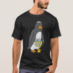 Jewish Penguin Menorah Animal Hanukkah Pajamas Cha T Shirt<br><div class="desc">Ta den här roliga judiska Penguin T-Shirt som en Hanukkah-gåva till din heliga vän eller familjemedlem! Snurra din drömdel på Chanukah pyjamas Jew Jew Jew PJs Hebrew för manar,  kvinnor,  barn,  flickor,  pojkar och ha en lycklig Hannukah</div>