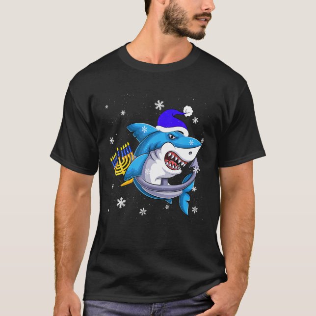 Jewish Shark Menorah Funny Hanukkah Chanukah Anima T Shirt (Framsida)