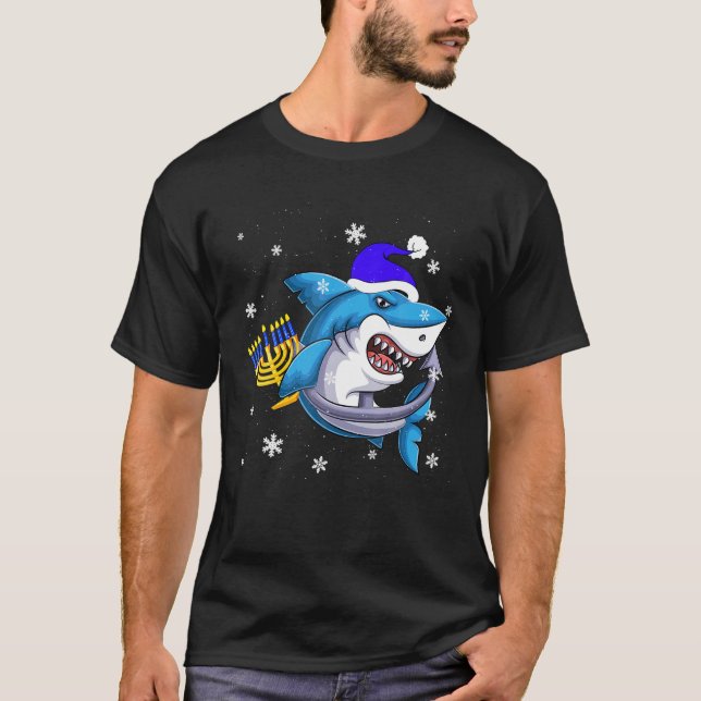 Jewish Shark Menorah Funny Hanukkah Chanukah T Shirt (Framsida)