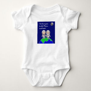 Jo Bilder har en kroppsdräkt med mor- och farföräl T Shirt