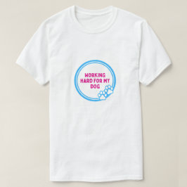 Jobbar hårt för min hund Rolig T-shirt för hundäga