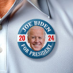 Joe Biden 2024 för President Photo Flytande Head Knapp<br><div class="desc">Joe Biden Design med ett flytande huvud omgivet av den klassiska sloganen Joe Biden för president. En ren, modern uppdatering som bygger på en politisk utformning av vintagen. En klassisk design med en bild av mannen som kandiderar till presidentposten. Han kandiderar i 2024 års val till demokrat. Kolla vår affär...</div>