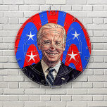 Joe Biden Caricature Tecknad Darttavla<br><div class="desc">Karikatyr av Joe Biden på en abstrakt röd vit och blå stars och stripes-bakgrund. Den röda pricken på mittpunkten på ritbordet sammanfaller med tecknadens nos.</div>