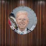 Joe Biden Darttavla<br><div class="desc">Brädan har en bild av Joe Biden. Lägg till ditt lustiga textmeddelande och ha roligt under valet i USA.</div>
