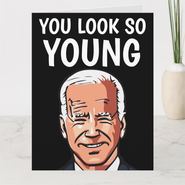 JOE BIDEN DU SER SÅ UNG FUNNY BIRTHDAY CAR KORT (Framsida)