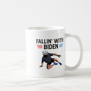 Joe Biden faller av Biden Bike Meme Funn Kaffemugg
