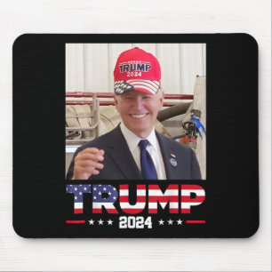 Joe Biden iförd en Trump-hatt Musmatta