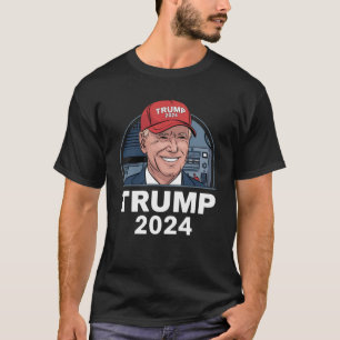 Joe Biden iklädd en Trump-hatt T Shirt