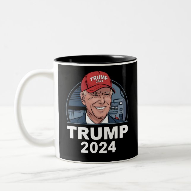 Joe Biden iklädd en Trump-hatt Två-Tonad Mugg (Vänster)