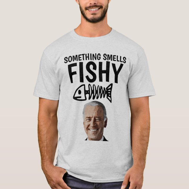 JOE BIDEN NÅGOT SMELLS FISHY T-SHIRTS (Framsida)