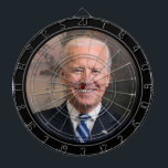 Joe Biden Officiell Porträtt Dart Board Darttavla<br><div class="desc">Denna avstämningsnämnd kommer säkert att sätta igång party och kan leda till politiska " diskussioner",  men det är ändå roligt! Det är president Joe Bidens officiell porträtt i en svart cirkel i ram. En tunn silver-grått-cirkel gräns på den svarta ramen ger extra intresse och ett avslutat utseende.</div>
