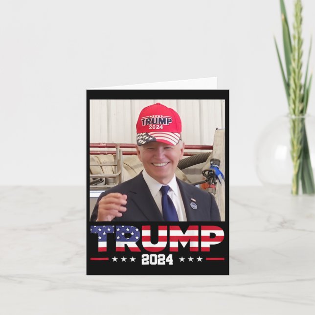 Joe Biden som bär en Trump-hatt  Kort (Framsida)