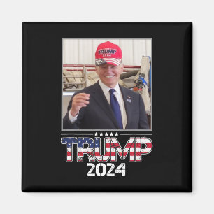 Joe Biden som bär en Trump-hatt Valet 2024 Roligt Magnet