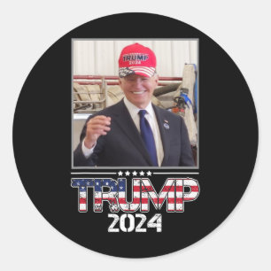Joe Biden som bär en Trump-hatt Valet 2024 Roligt Runt Klistermärke