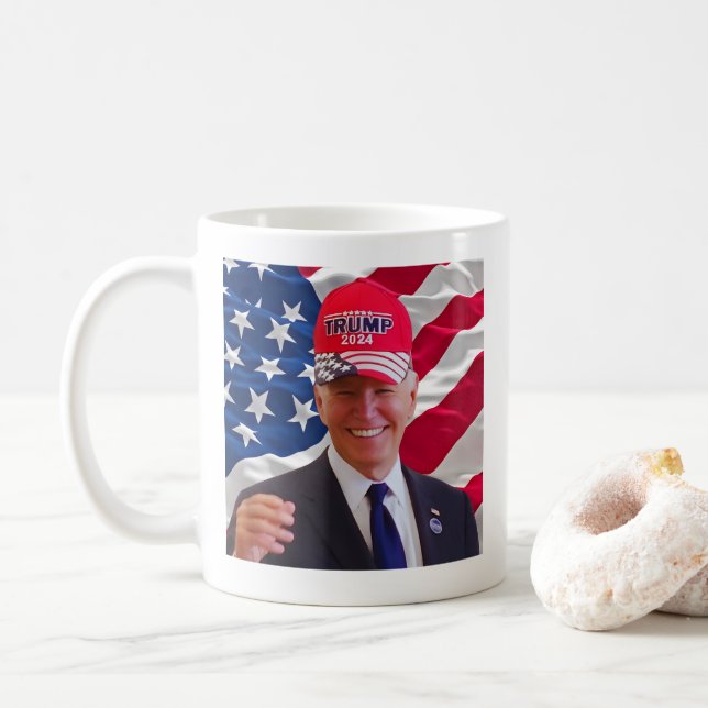 Joe biden Wearing A Trump Hat Kaffemugg (Med munk)