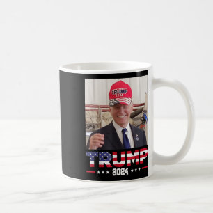 Joe Biden Wearing A Trump Hat Kaffemugg