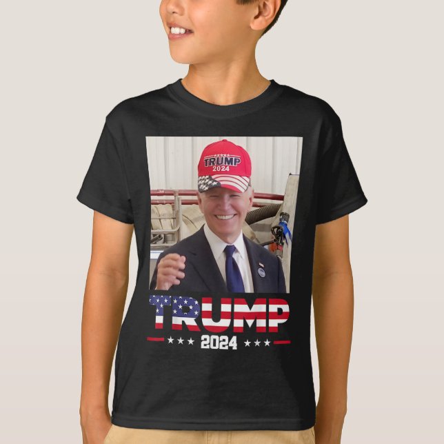 Joe Biden Wearing A Trump Hat T Shirt (Framsida)