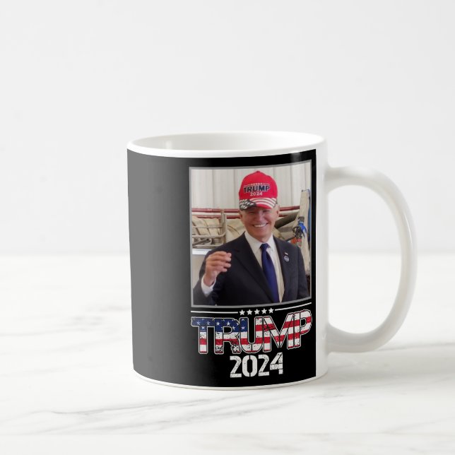 Joe Biden Wearing A Trump Hat Val 2024 Kaffemugg (Höger)