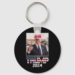 Joe Biden Wearing A Trump Hat Val 2024 Nyckelring
