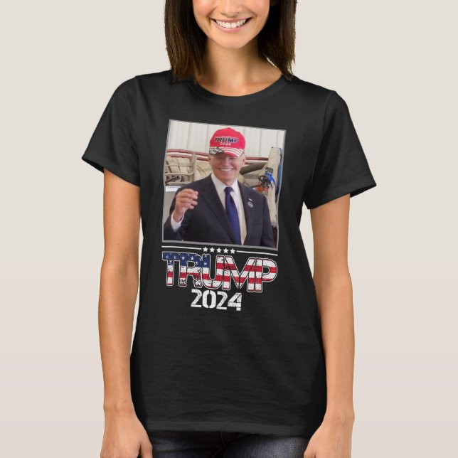 Joe Biden Wearing A Trump Hat Val 2024 T Shirt (Framsida)