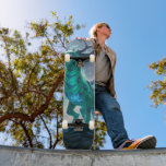 Johann, der Blitzdrache Mini Skateboard Bräda 18,5 Cm<br><div class="desc">Johann ist kein gewöhnlicher Drache – er wurde im Herzen eines Sturms geboren. Wenn er seine Flügel ausbreitet,  zucken Blitze über den Himmel und der Donner folgt seinem Ruf.  
Mit funkelnden Schuppen und leuchtenden Augen durchquert er die Wolken,  beschützt die Träumenden und bringt Magie in jede Welt.</div>