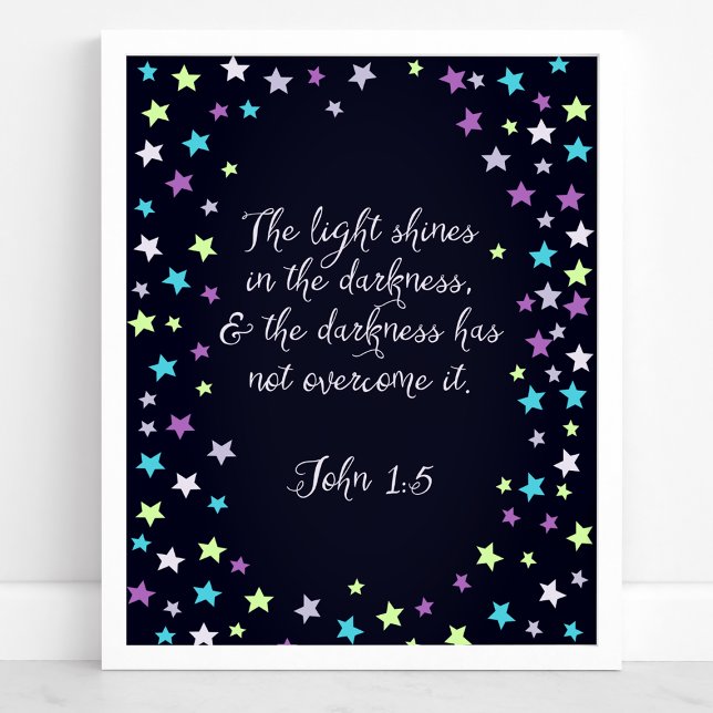 John 1:5 Light Shines in the Mörk Bible Quote Poster (Skapare uppladdad)