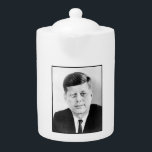 John Jack Kennedy US Presidents White House<br><div class="desc">Vintern luft kraschade med nervös energi när John F. Kennedy stod på trapporna av Huvudstad, historiens tyngd tung på hans unga axlar. Vid 43 års ålder var han den yngsta president som någonsin valts, och hans invigande adress pulsade med en optimism som resonerade över hela nationen. — "Vi står på...</div>