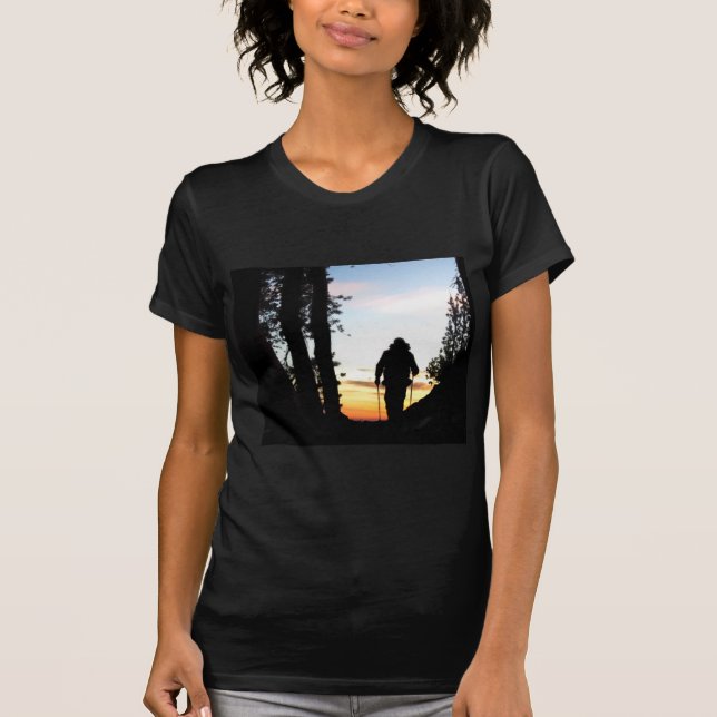 John Muir Trail Hiker 2 - Sierra Nevada Mountains Tee Shirt (Framsida)