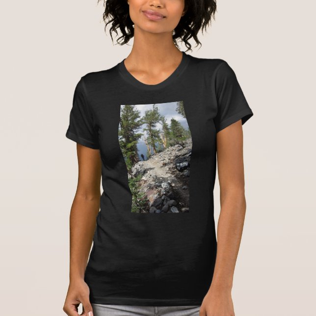 John Muir Trail Hiker - Sierra Nevada Mountains T Shirt (Framsida)