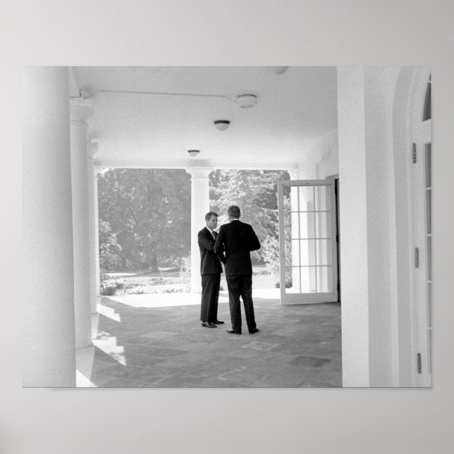 John och Robert Kennedy Outside White House Poster (Framsidan)