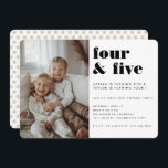 Joint Kids Syskon Födelsedagsfest Modern Photo Inbjudningar<br><div class="desc">En modern barnmall som förenar födelsedagsfest inbjudan med ditt eget foto och en ålder i rubriken. Roligt polka punkt mönster på baksidan. Denna inbjudan passar också perfekt för ett kort för födelsedagsfest av twillingar. Helt redigerbar textmall som du kan använda för att lägga in din egen party-information.</div>