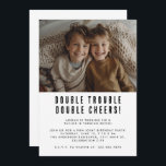 Joint Kids Syskon Födelsedagsfest Modern Photo Inbjudningar<br><div class="desc">En modern barnmall som förenar födelsedagsfest inbjudan med ditt eget foto och roligtens rubrik "dubbla problem,  dubbla cheers" passar också perfekt för ett kort för födelsedagsfest av twillingar. Helt redigerbar textmall som du kan använda för att lägga in din egen party-information.</div>