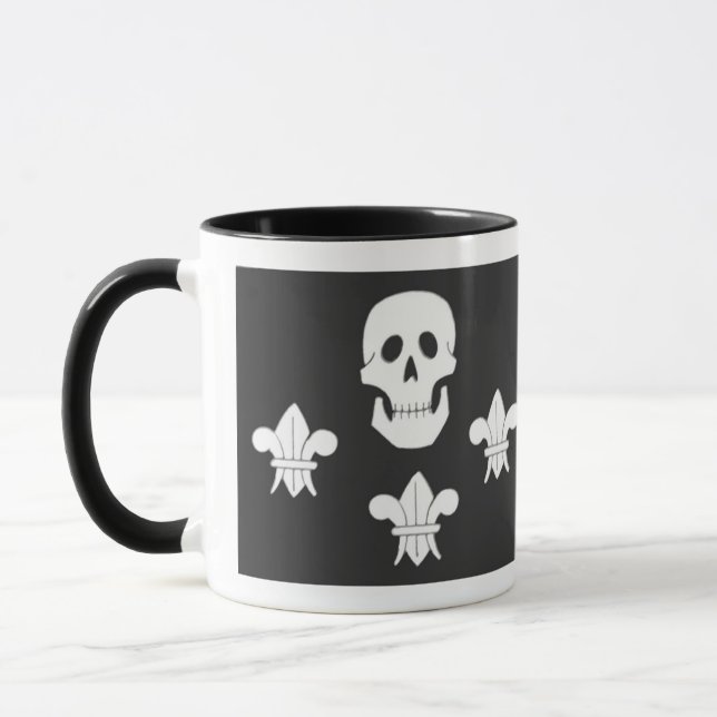 JOLLY ROGER SKULL OCH TRE LILIES FLAGGA MUGG (Vänster)