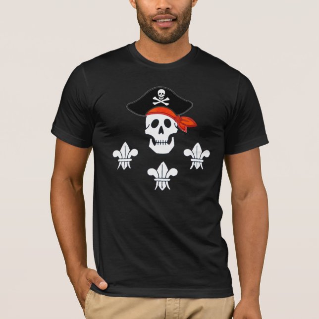 JOLLY ROGER SKULL, PIRAT HAT OCH TRE LILILIER TEE (Framsida)