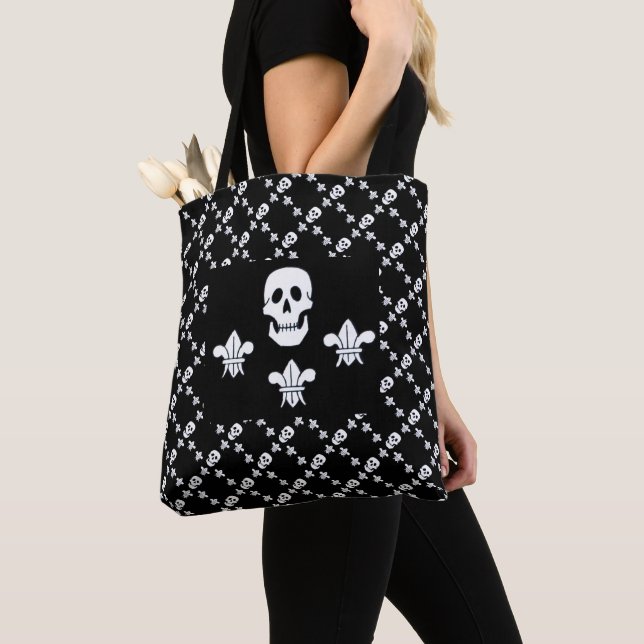 JOLLY ROGER SKULL TRE LILIES BLACK PIRAT FLAGGA TYGKASSE (Närbild)