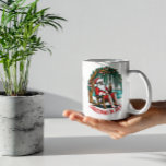 Jolly Santa Enjoying A Beer Kaffemugg<br><div class="desc">Jultomten,  i sitt röda kostym och vita skägg,  sitter bekvämt i en stol med en öl i handen,  med ett glatt uttryck.</div>