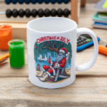 Jolly Santa Sips Beer i juli Kaffemugg<br><div class="desc">Jultomten,  som är klädd i sitt koniska röda kostym,  sitter i en stol i en festlig miljö och njuter flaska av öl när han tar en paus under jul i juli firande.</div>