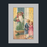 Jolly Victorian Pappa jul med Children Vykort<br><div class="desc">Jolly leende grönt-robed Viktorian Pappa jul som bar med sig sin säck av gåvor välkomnas av två goda barn in i deras hem. Bakgrunden färg kan redigeras. Baksidan har anpassningsbarnas kompletterande grafik med redigerbar fält.</div>