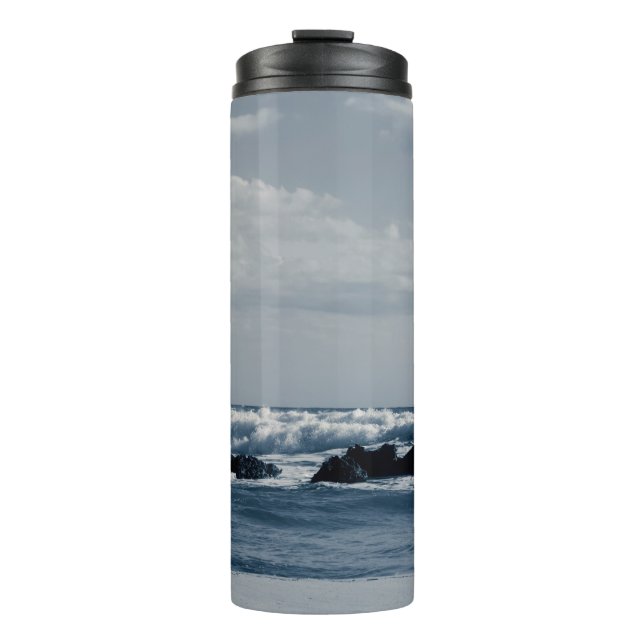 Joniska havet agiterat med skumma vågar som kollid (Framsida)