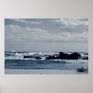 Joniska havet agiterat med skumma vågar som kollid poster