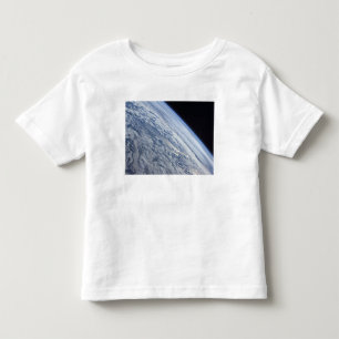 Jord horisont mot svärtan av utrymme t-shirt